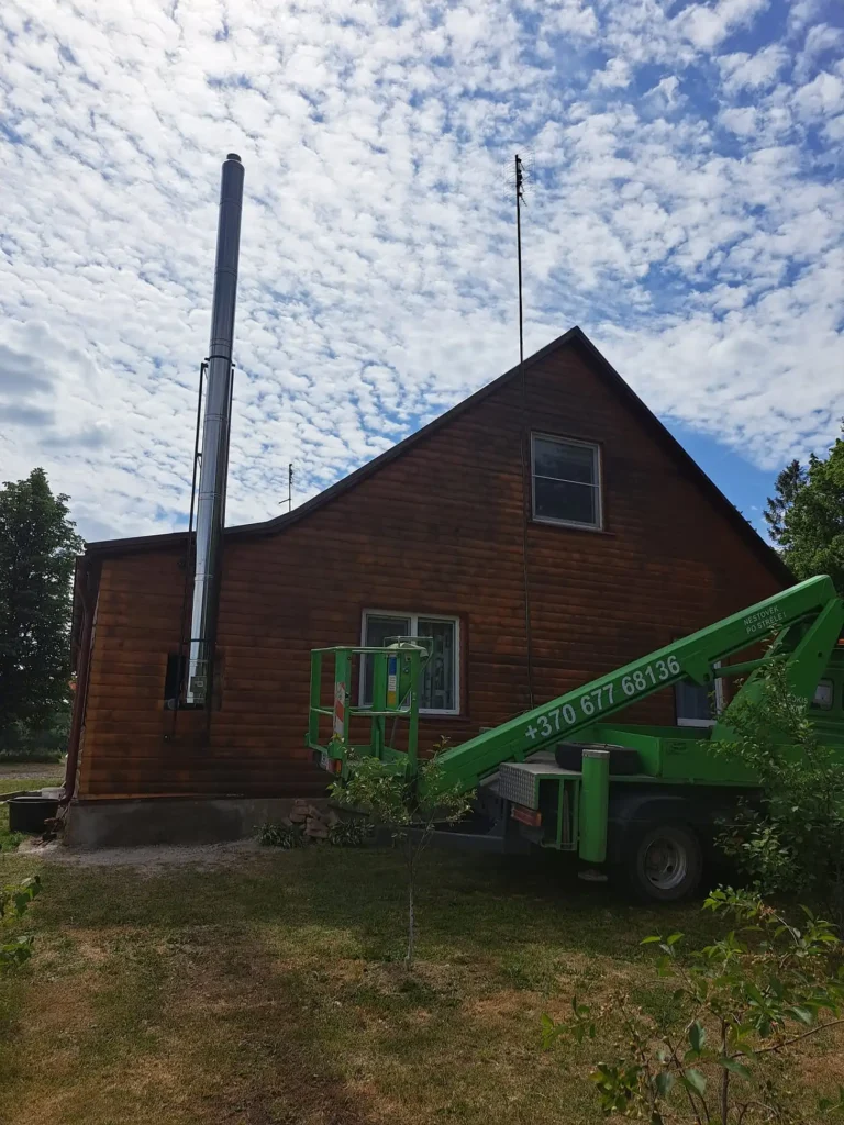 Namo kampas su matomu stulpu.