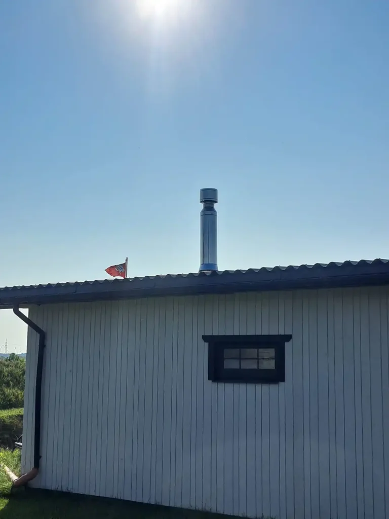 Namo dalis su kaminu ir mažu langu.