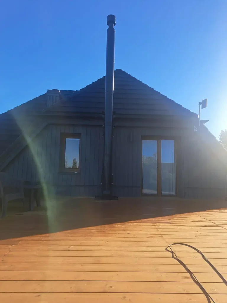 Namo šonas su langais ir matomu stulpu.