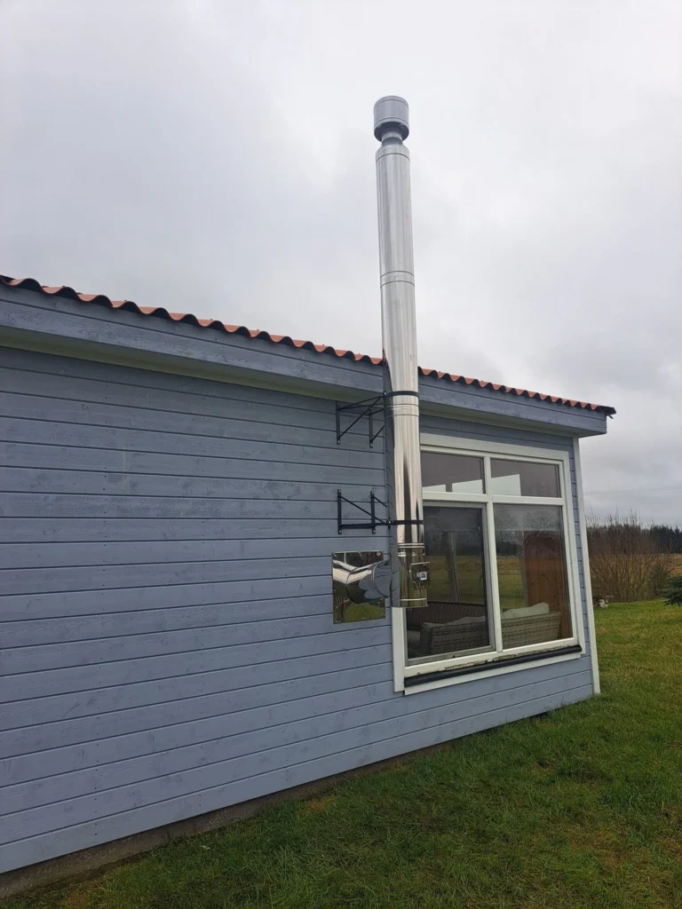 Namo siena su langu ir matomu stulpu.